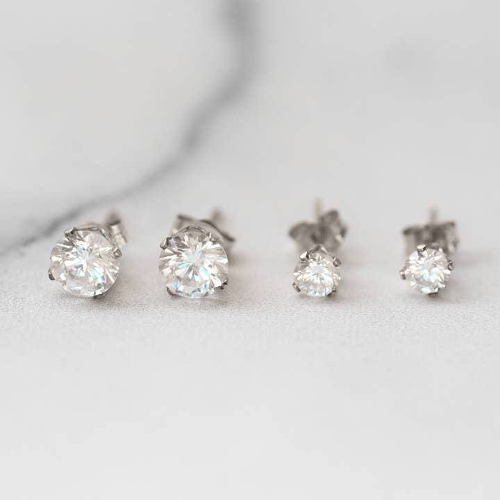 Orecchini a bottone unisex in argento Sterling con diamanti, due misure CZ per la vendita all'ingrosso da parte di A Worthy Brand