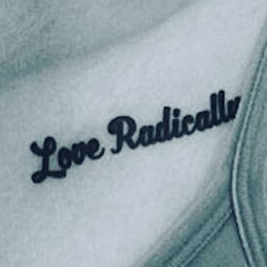 Tatuaggio Love Radically Manifestation per la vendita all'ingrosso da parte di Conscious Ink