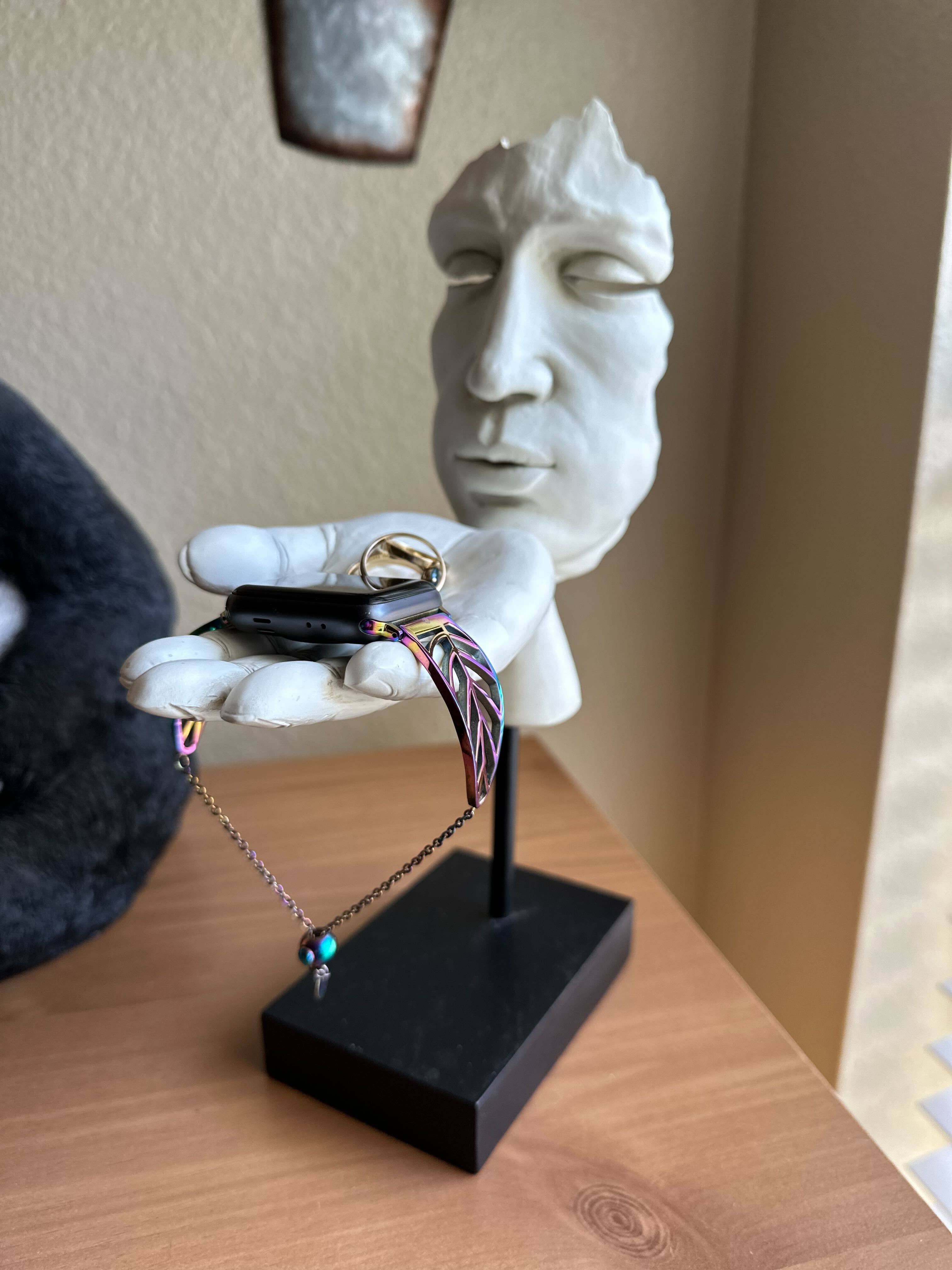 Zeckos - Vendita all'ingrosso Scultura - Scultura decorativa Blowing A Kiss in resina da 12 pollici con base da museo5