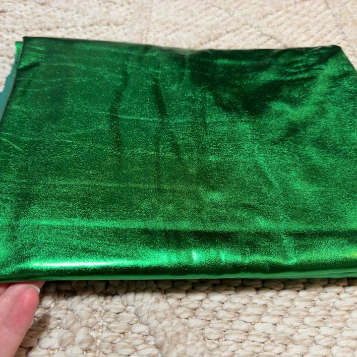 GalaTextile – Engroshandel Stofbolt – Kelly Green metallisk lammet spandexstof, 4-vejs strækfoliestof ved gården, skinnende grønt dansetøj, kostumer, luksusbeklædningsmateriale1