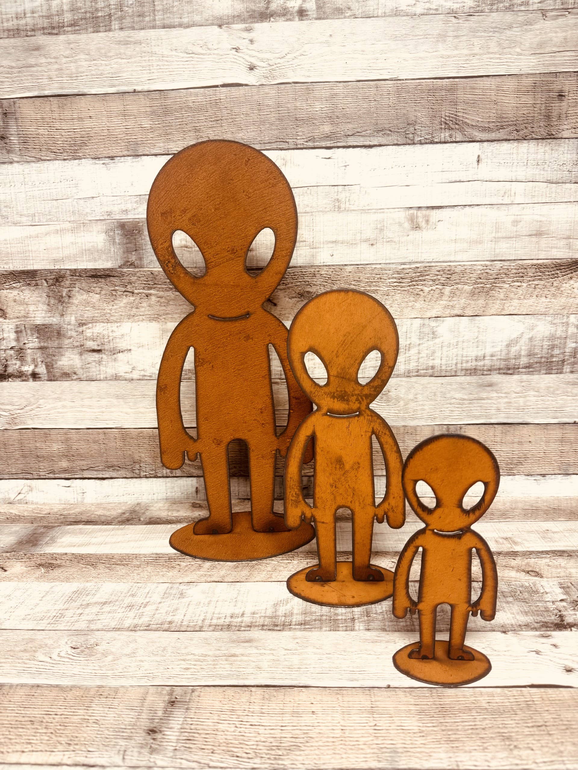 Universal Ironworks USA - Wholesale Outdoor Ornament/Decor - Alien Area 51 Standing Yard Art Rustic Metal Garden Decor 1