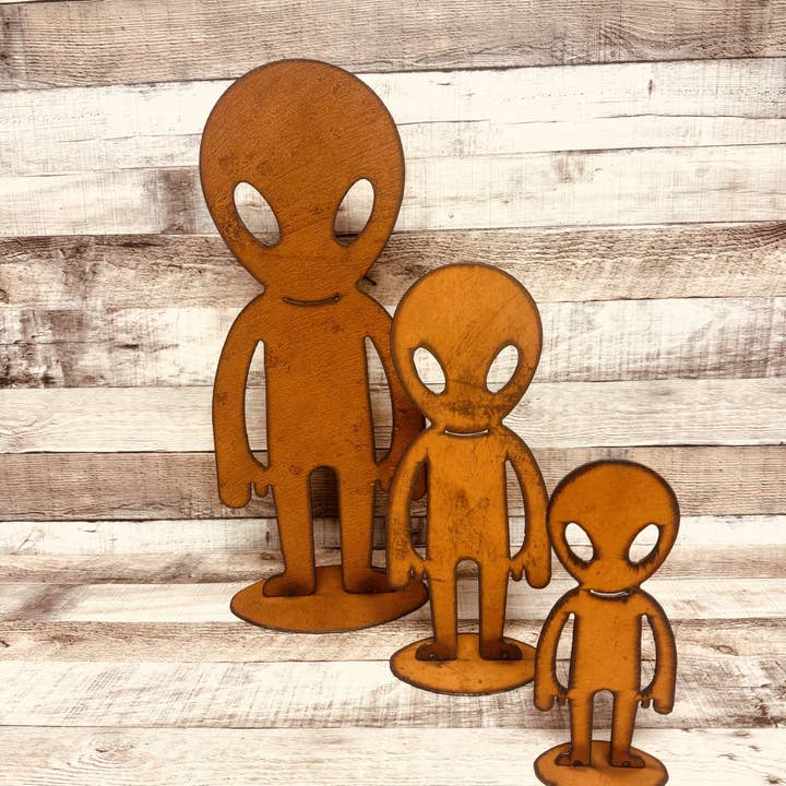 Universal Ironworks USA - Wholesale Outdoor Ornament/Decor - Alien Area 51 Standing Yard Art Rustic Metal Garden Decor 1