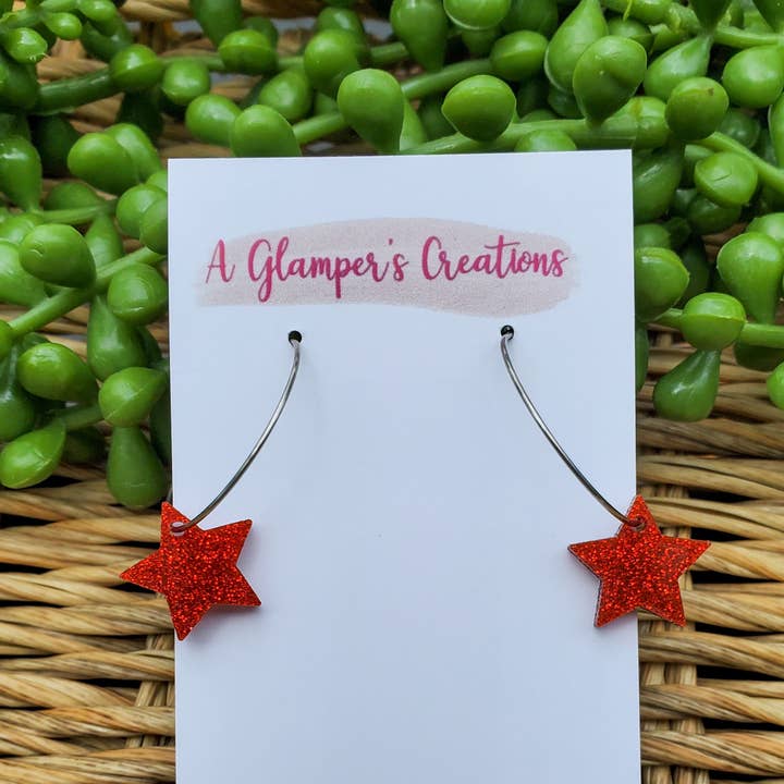 Boucles d'oreilles créoles en acrylique pailleté rouge patriotique pour la vente par A Glamper's Creations LLC