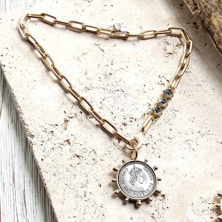 VB&CO Designs Handmade Jewelry - Vente Colliers à pendentif - Médaillon représentant un cheval, une reine de l'équitation et une abeille10