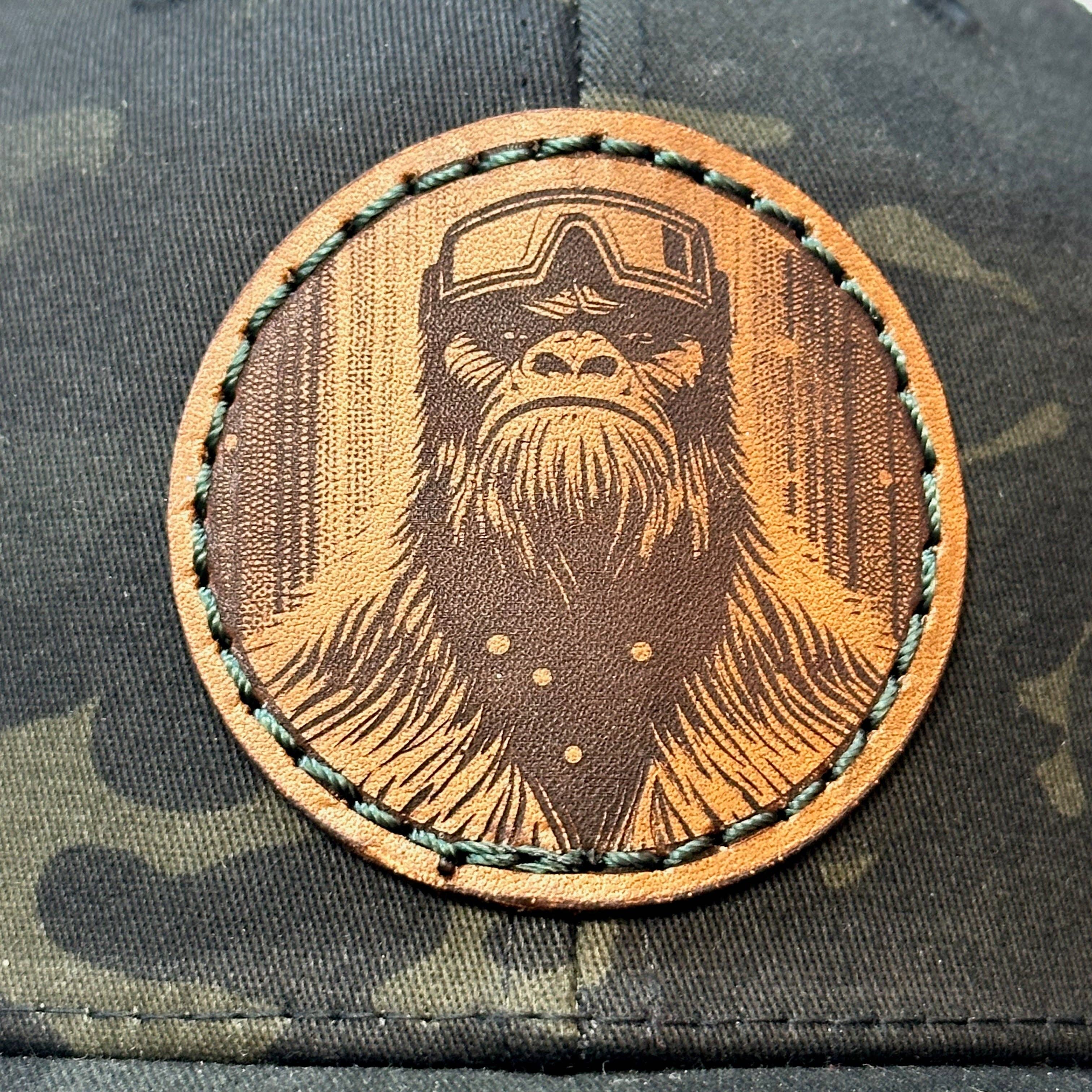 Last Best Supply Co – boné - Unissexo por atacado – Boné Trucker Camuflado Preto com Emblema de Couro Snowy Bigfoot5