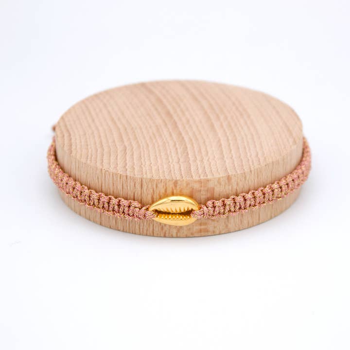 SHELL macrame bracelet with sea shell piece for wholesale by Araracuara