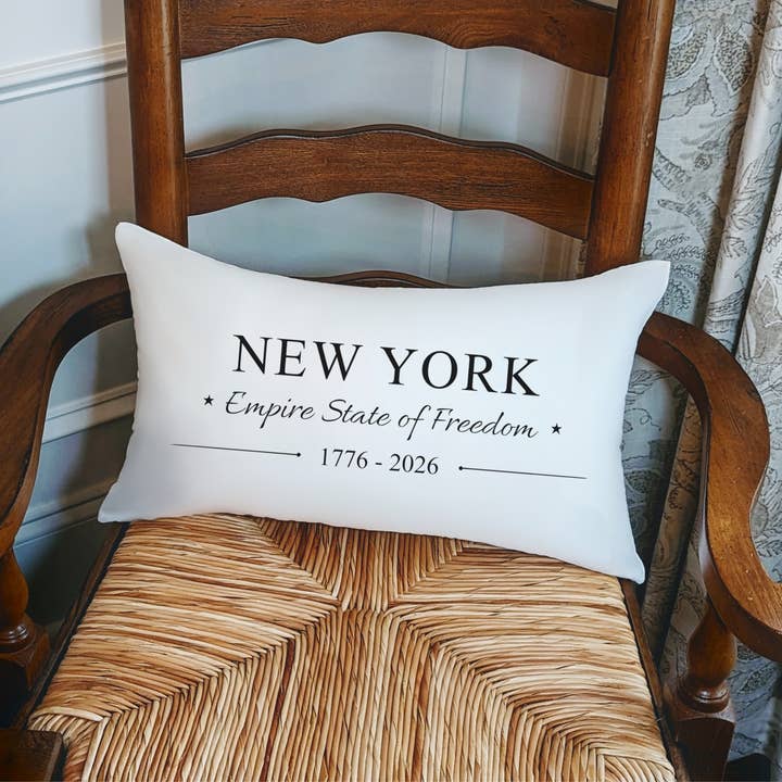 Amérique 250 Coussin : New York, Empire State, 1776 - 2026 pour la vente par AbbyKate HOME