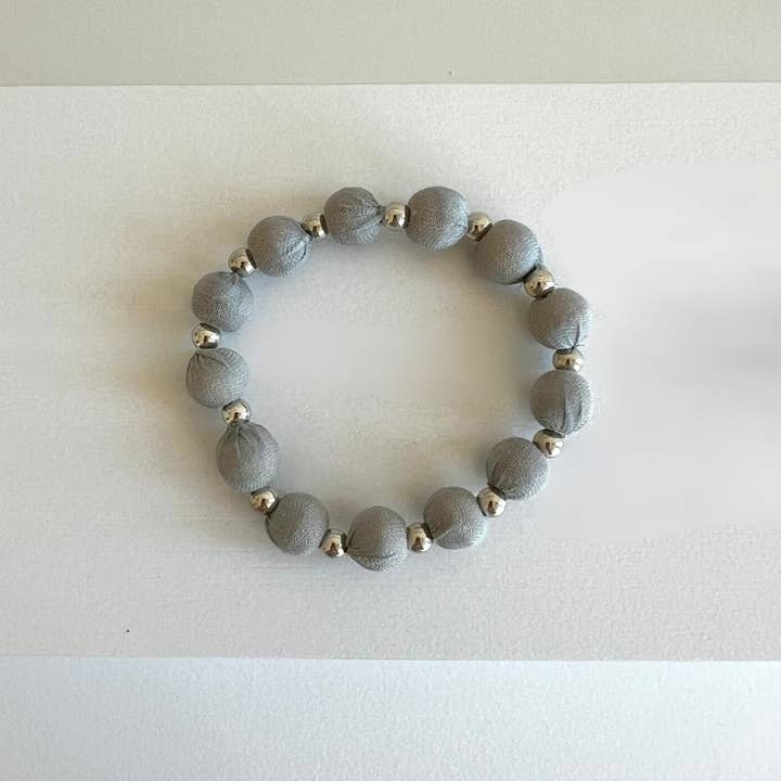 Humble Hilo – Großhandel Perlenarmband – Humble Hilo Sari Schmuck, Textilperlen- und Metallperlenarmband