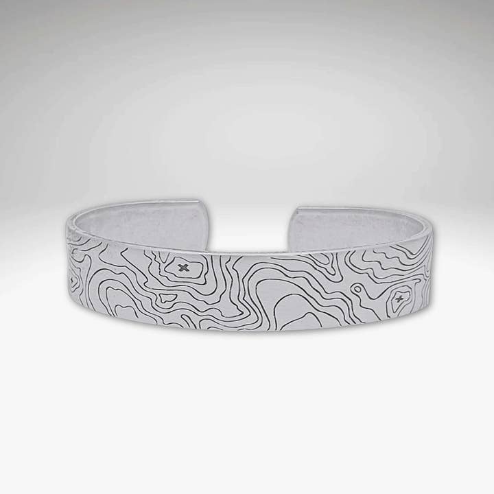 Bracelet Manchette Topo - Manchette montagne pour hommes et femmes - Grand Tetons pour la vente par Daphne Lorna