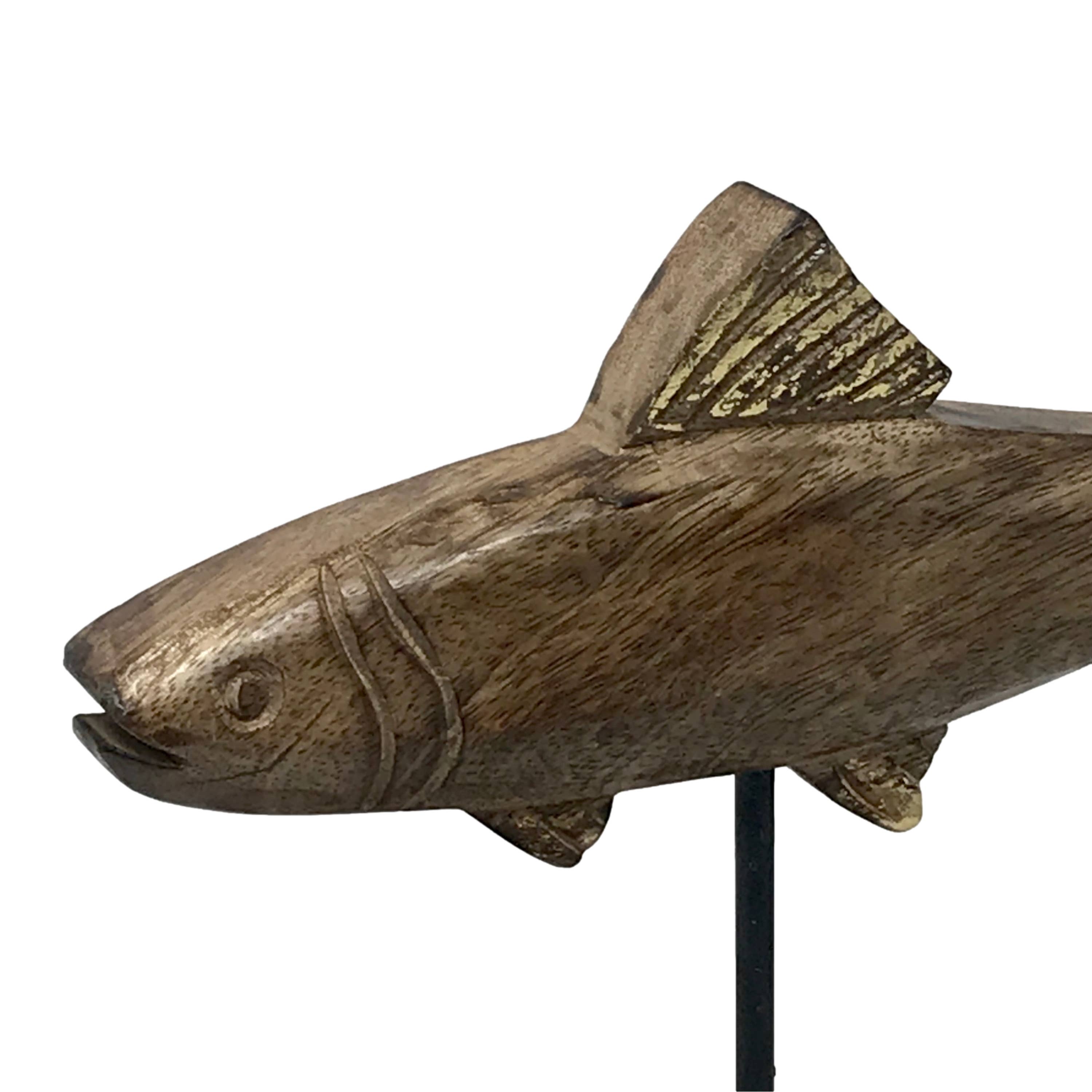 Wilco Home - Vendita all'ingrosso Decorazioni da tavolo - «Fish Tales», scultura in legno intagliato a forma di pesce di Timmy Trout su supporto8