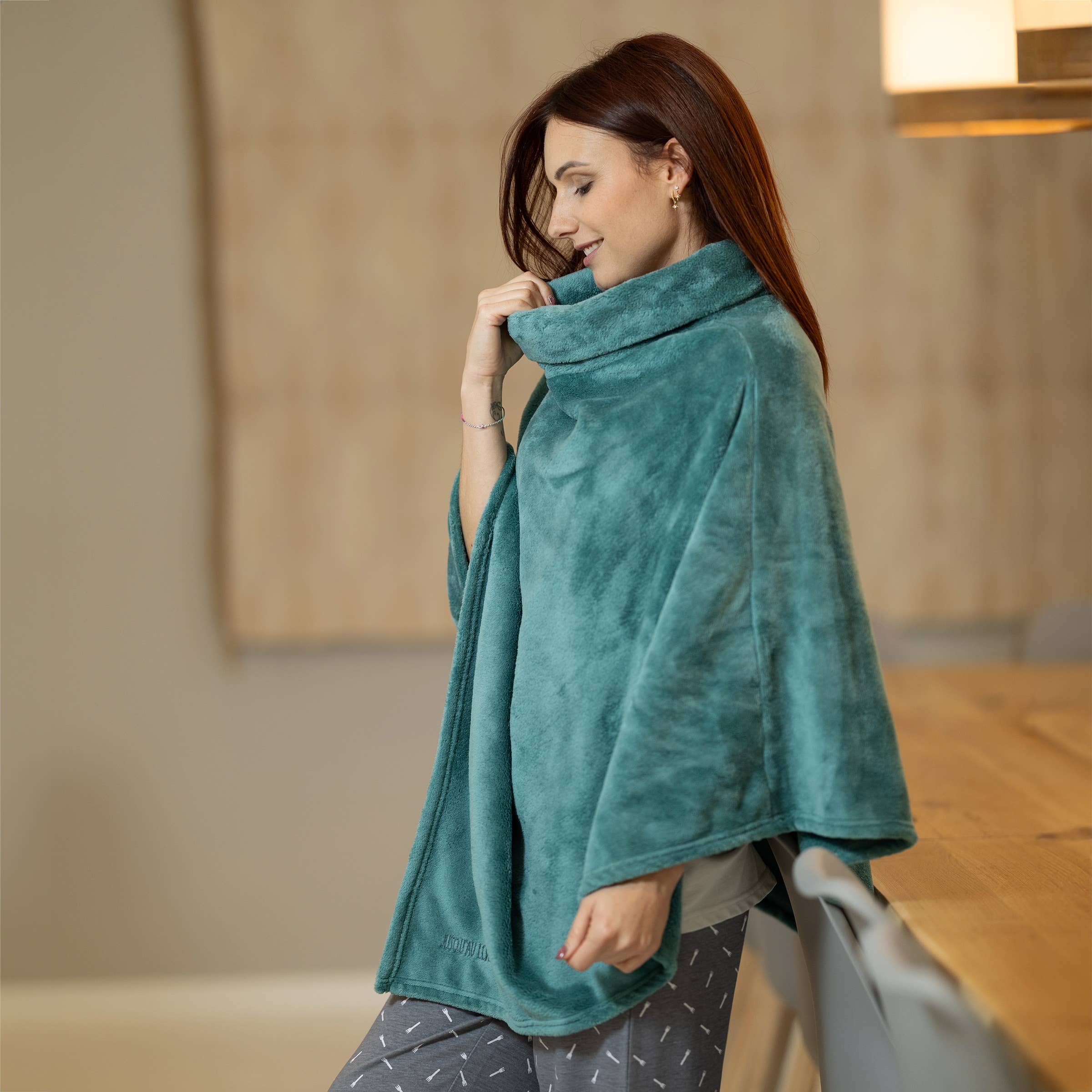 Jusqu'au Lever du jour – Engroshandel Poncho - Dame – Fleece indendørs ponchoer9