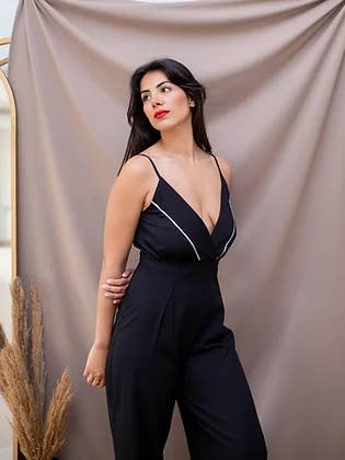 Tuta Paris con dettagli dorati e pantaloni svasati per la vendita all'ingrosso da parte di she is wild