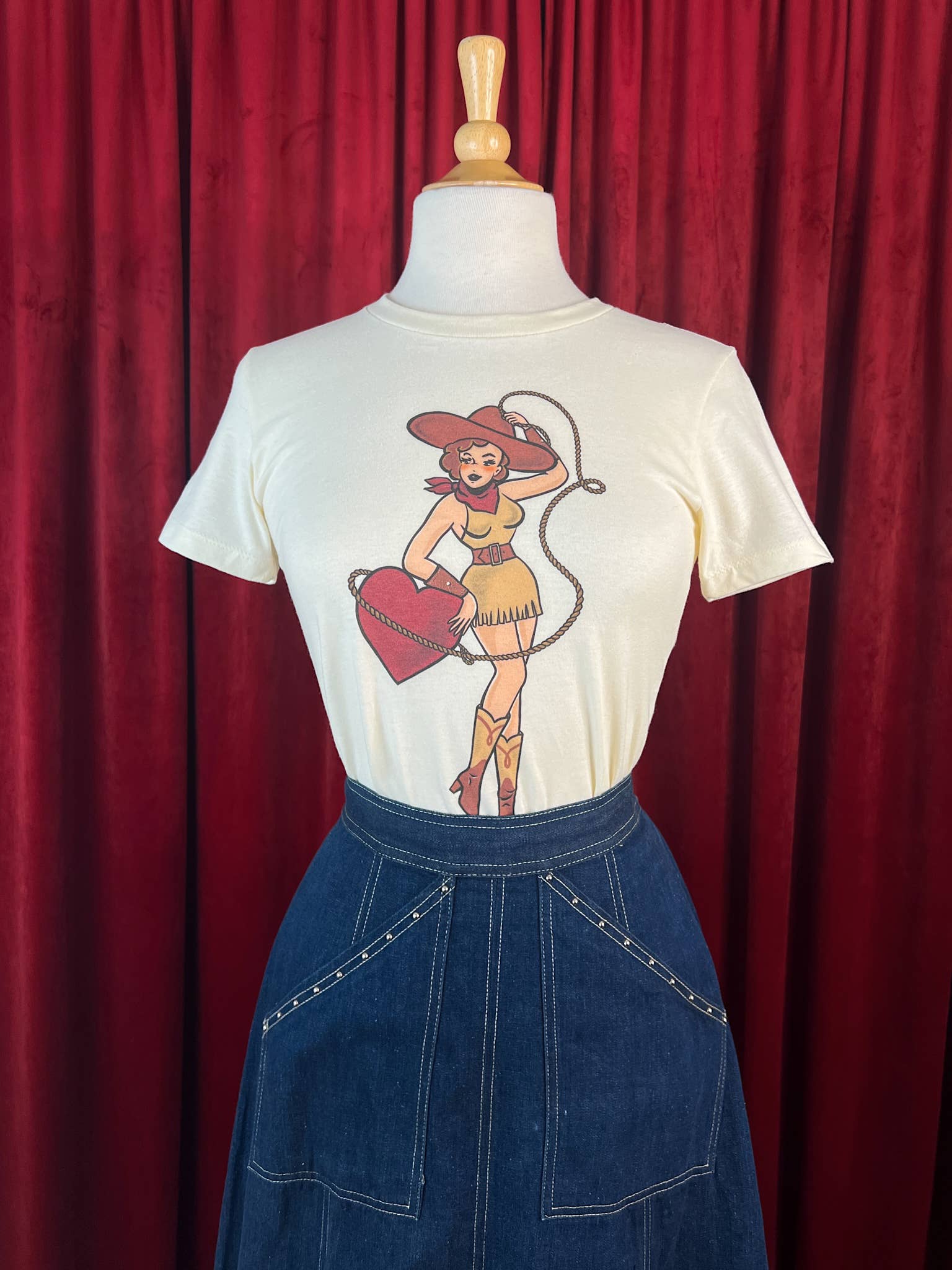 Mischief Made - Vendita all'ingrosso Maglietta stampata - Donna - T-shirt attillata Heart Bandit in avorio1