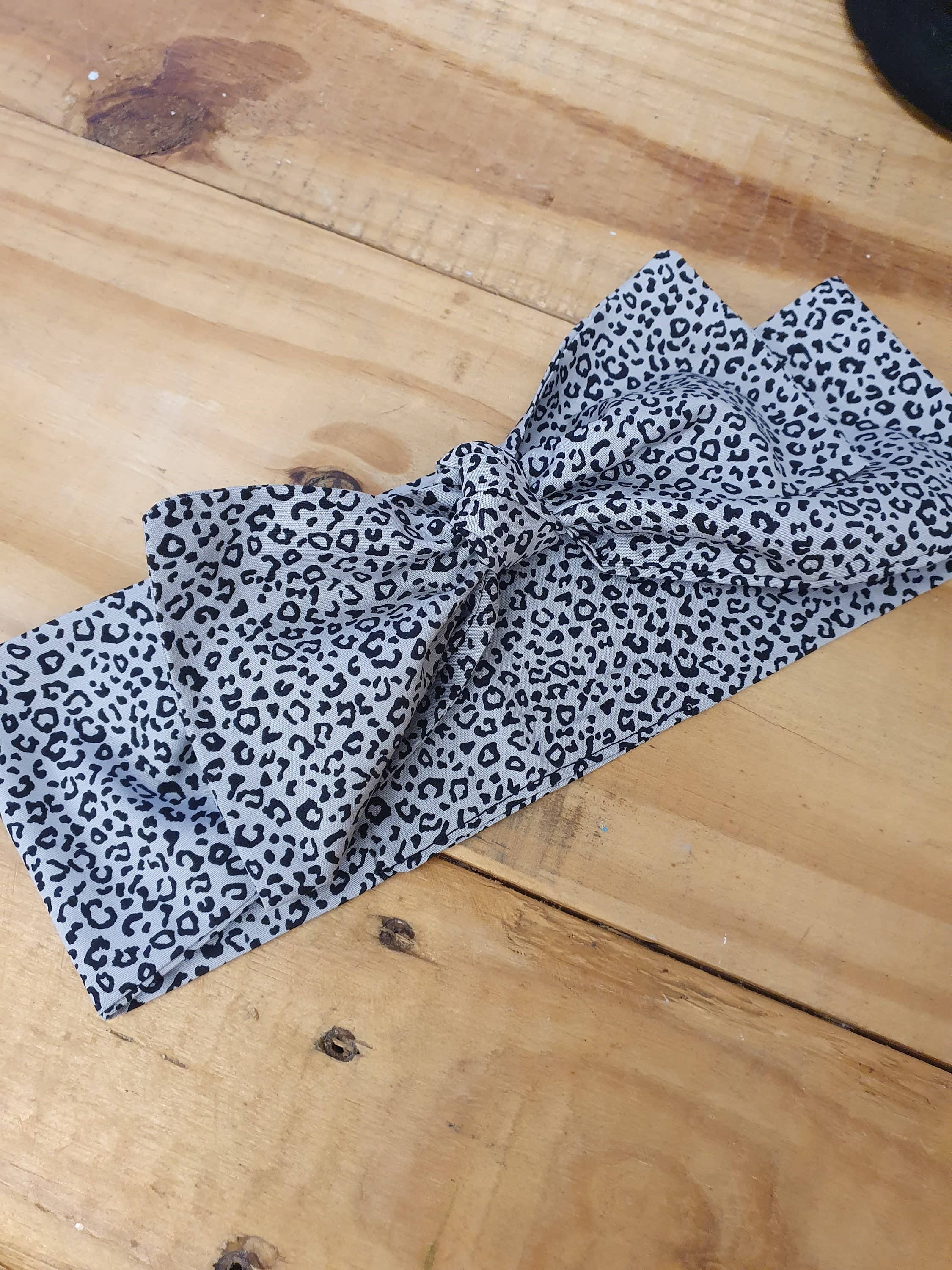 Aye Aye - Vente Foulard – femme - Épingle à cheveux Aye Aye motif fleur de lys noir et blanc4