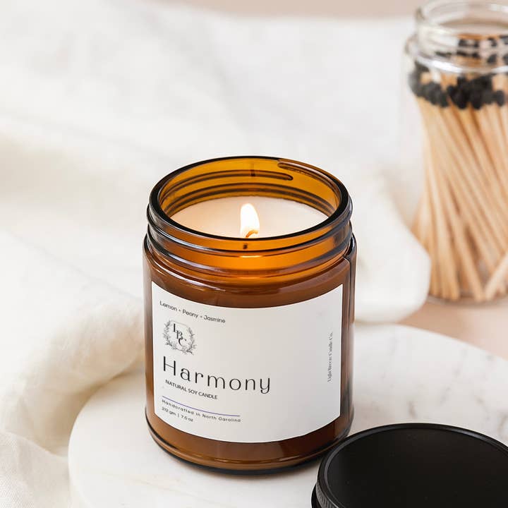 "Harmony Candle - Uppfriskande citron, pion- och jasminblandning för balans och lugn" för wholesale av Light Breeze Candle Co.