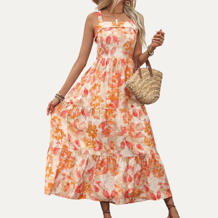 Robe longue à bretelles et dos croisé à imprimé floral Hot Summer pour la vente par The Moment Collection