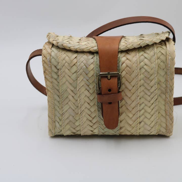 sac à paume avec poignée en cuir et fermoir en cuir. pour la vente par artipalma