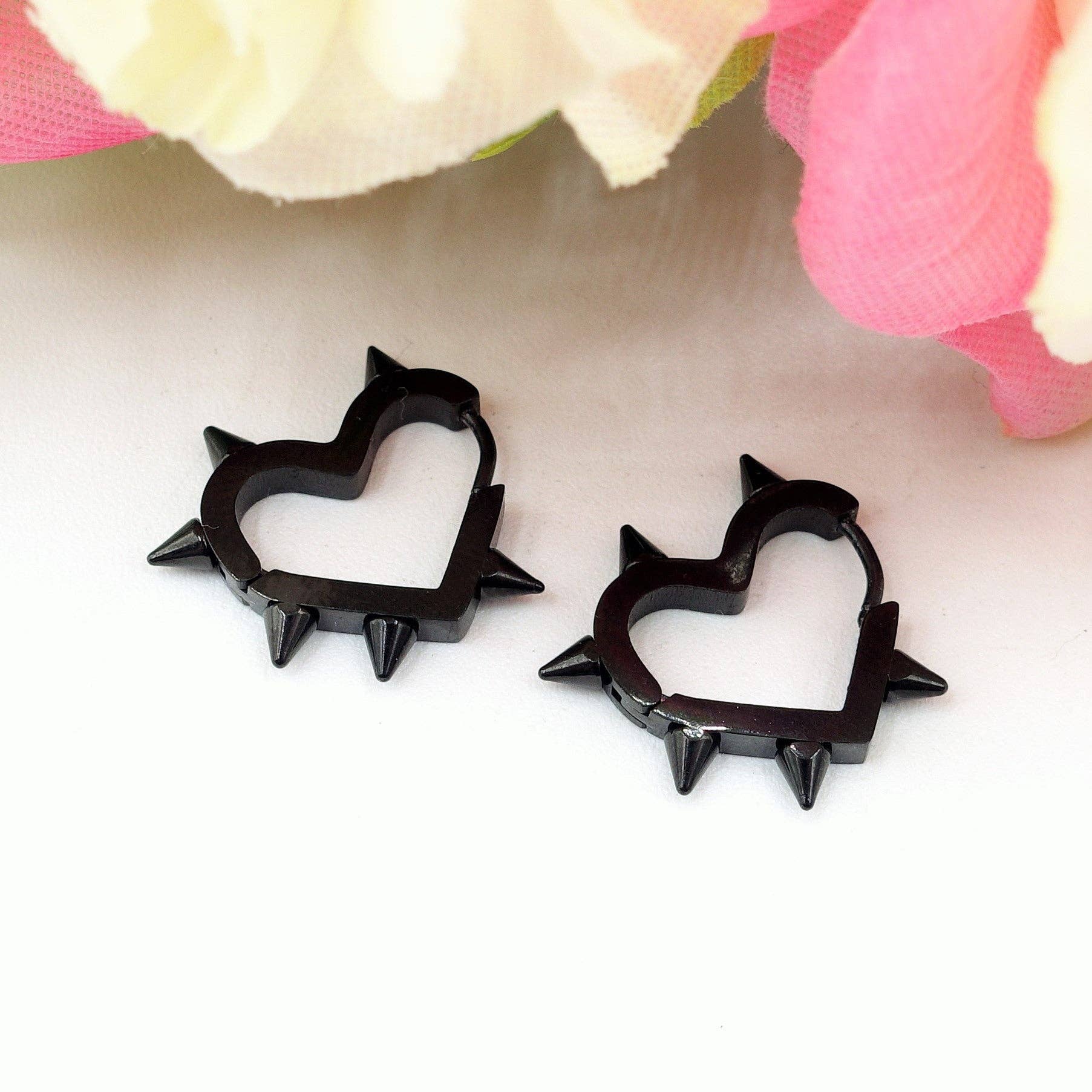 Daemon srls – wholesale Solitärörhängen – SUSY - rostfritt stål - hjärtformade hoop-örhängen med spetsar5