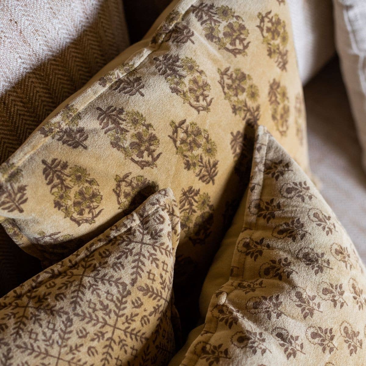 Andrea House – Großhandel Zierkissen – Vintage Kissen aus gelbem Samt 45 x 45 cm4