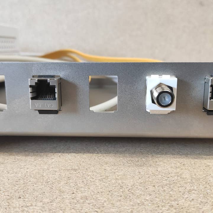GrabbeIT - Venta al por mayor Estante de pared - Rackmount Fritzbox 6591 ACERO INOXIDABLE KeyStone