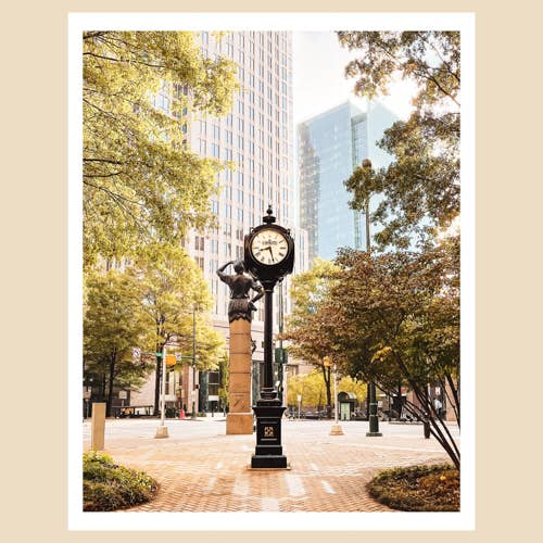 Impression d'art de Charlotte, Caroline du Nord (11 x 14) : Uptown Clock, Charlotte pour la vente par Charlotte to Paris