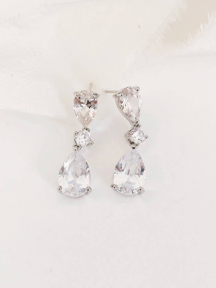 Pendientes colgantes Danika Silver para venta al por mayor de Belle Box Boutique