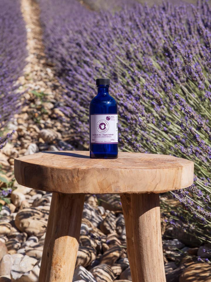 Acqua Floreale Biologica di Lavanda Angustifolia «La Petite Lavandière» per la vendita all'ingrosso da parte di Nicolosi Créations