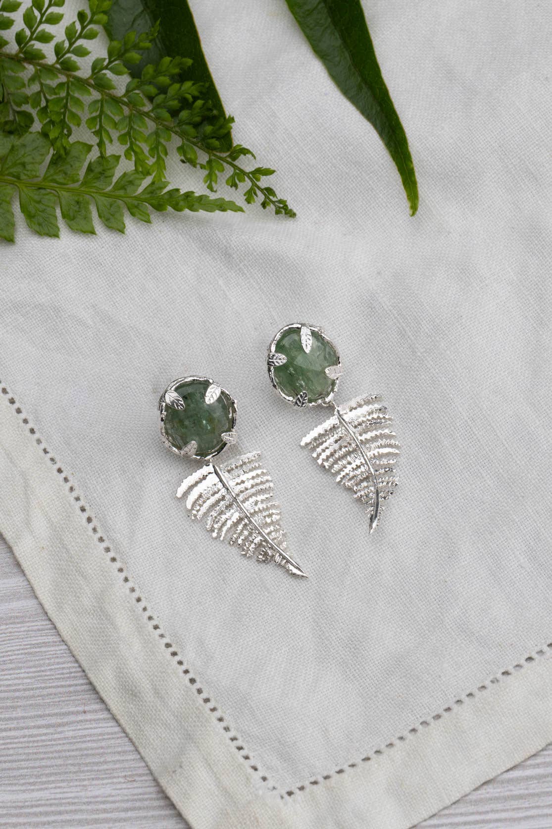 Amanda Coleman Jewelry – Großhandel Ohrhänger – Botanische Nest-Ohrringe mit Farnanhänger und Labradorit-, Rubin- oder Kyanit-Edelstein8