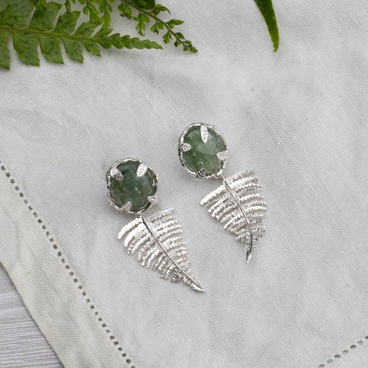 Amanda Coleman Jewelry – Großhandel Ohrhänger – Botanische Nest-Ohrringe mit Farnanhänger und Labradorit-, Rubin- oder Kyanit-Edelstein8