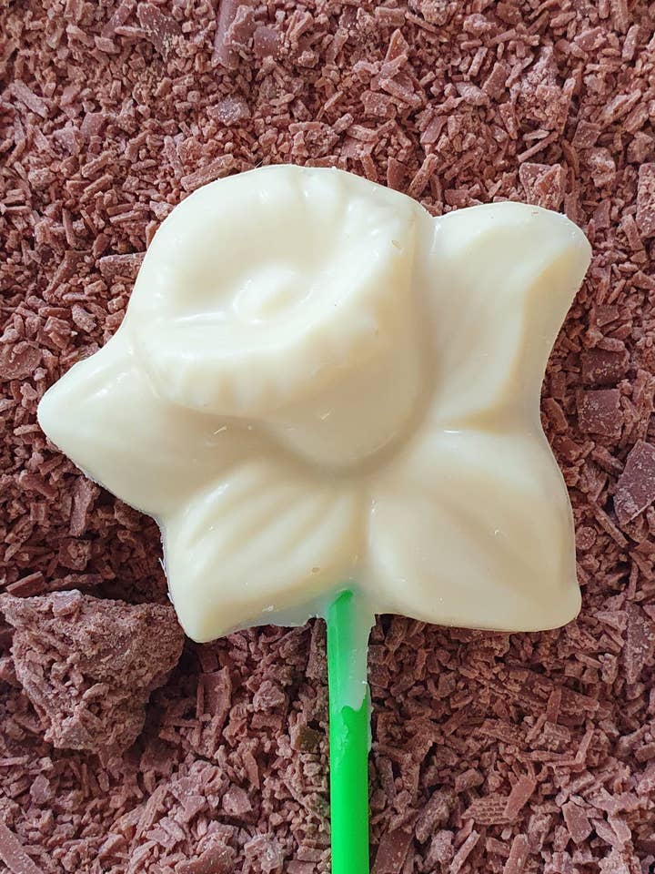 Sucette au chocolat blanc jonquille pour la vente par Cwtsh Chocolate