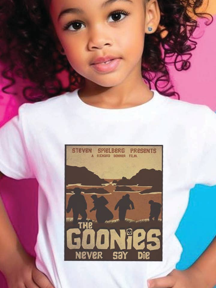 L1346 - GOONIES grafisk t-shirt for engroshandel hos KNOCK ON THE STYLE