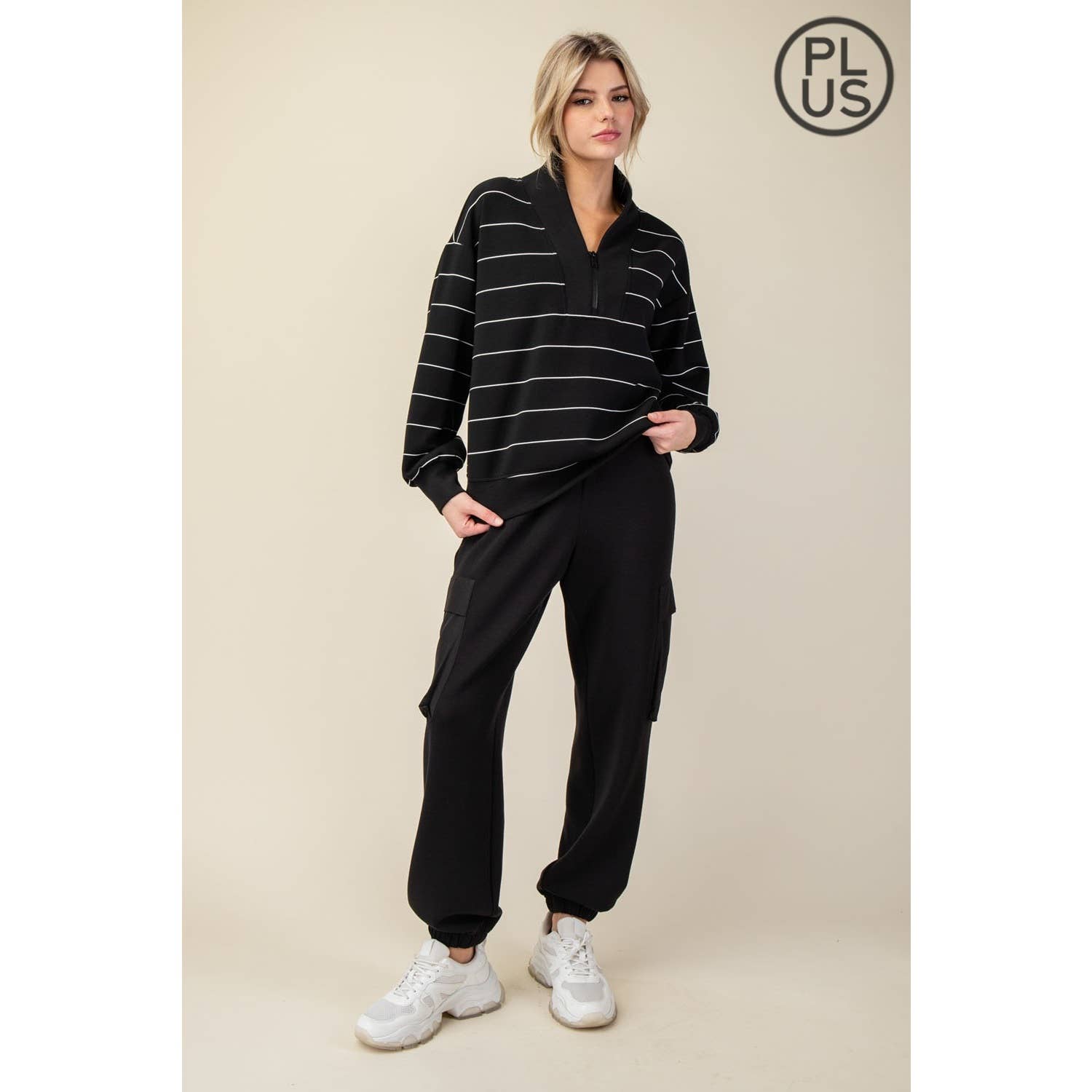 Rae Mode - Vendita all'ingrosso Felpa - Donna - GIACCA SCUBA A RIGHE IN MODAL TAGLIA FORTE CON SCOLLO A V17