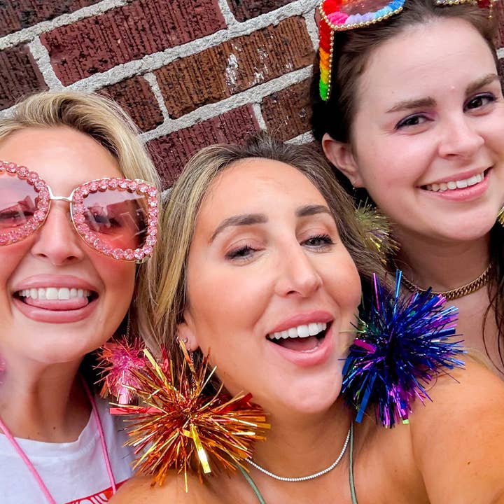 Fluffy Pride Regnbue Pom Pom Øreringe for engroshandel hos Rahya Jewelry Design