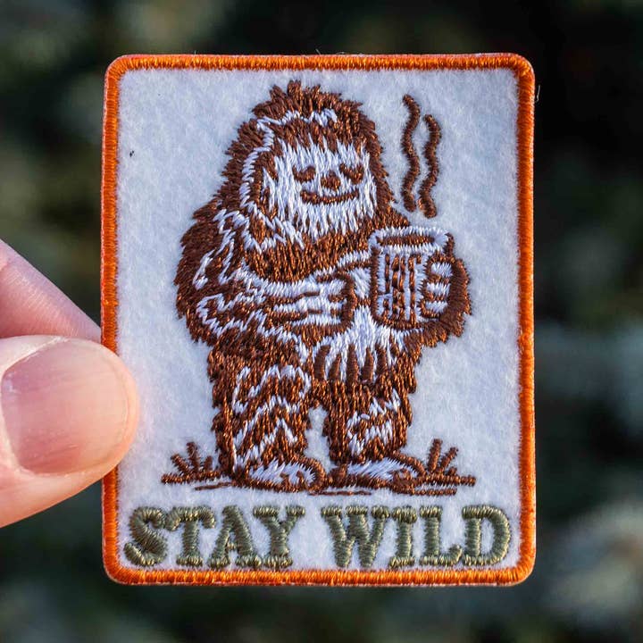 QUÉDATE SALVAJE Sashquatch Bigfoot Bebiendo Café Parche - Para Planchar para venta al por mayor de Hey Bear Outdoors
