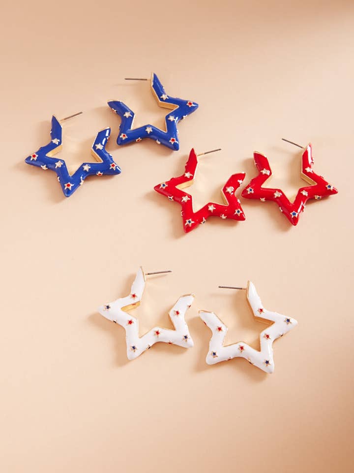 Boucles d'oreilles créoles avec épingle drapeau américain en émail étoilé pour la vente par Designature New York