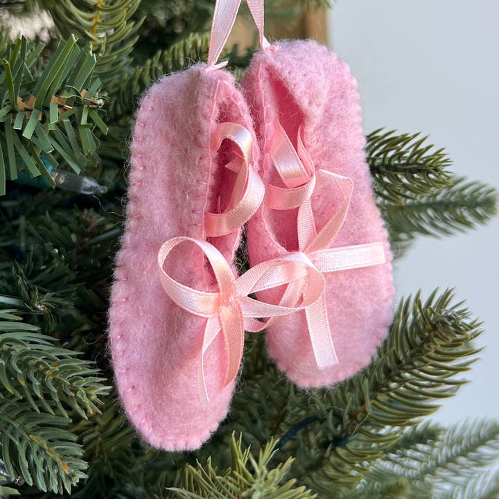Pantoufles de ballet, décoration de Noël en laine feutrée pour la vente par Ornaments 4 Orphans