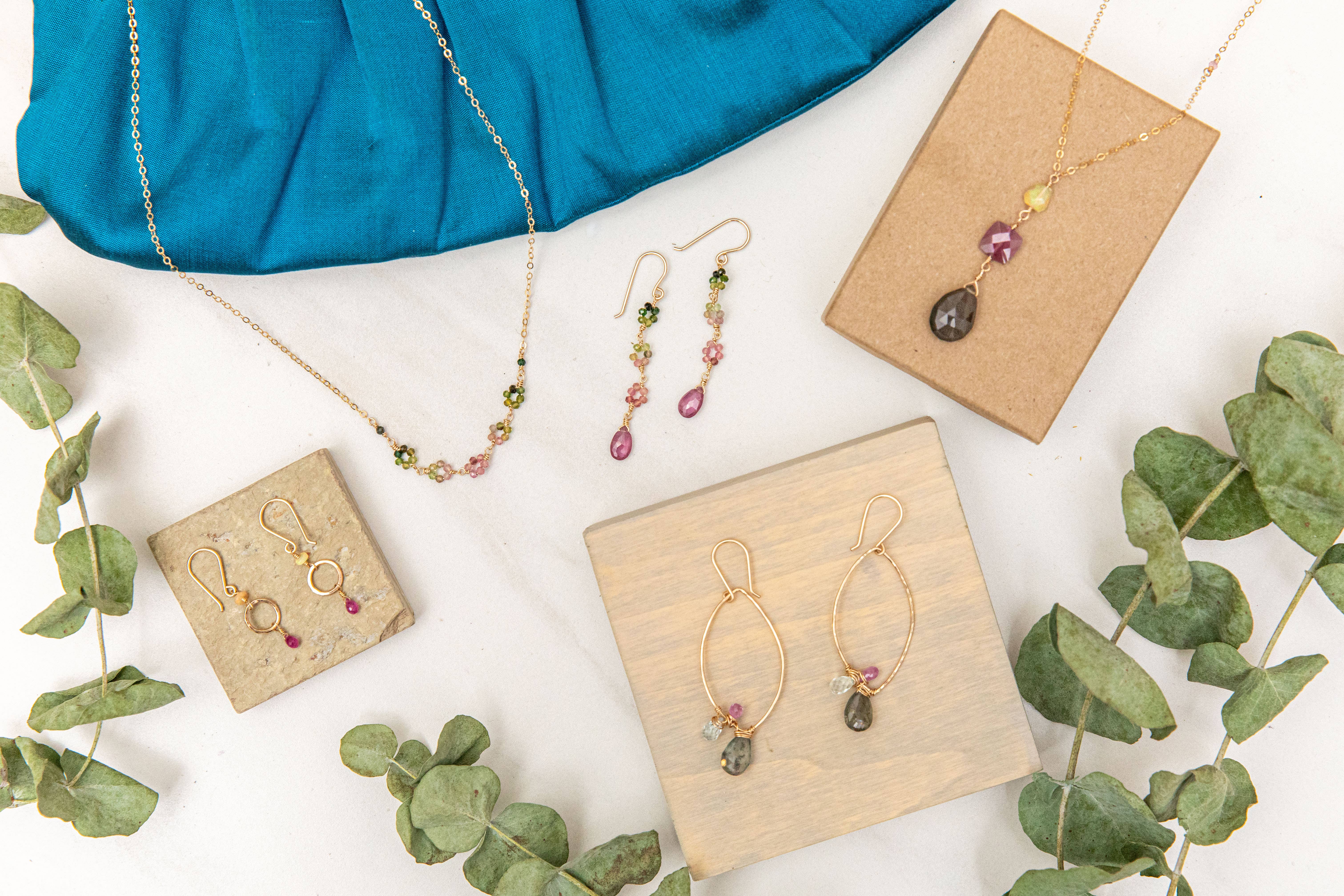 Vannucci – Engroshandel Halskæde med vedhæng – Bali - Ombre ædelsten blomsterhalskæde3