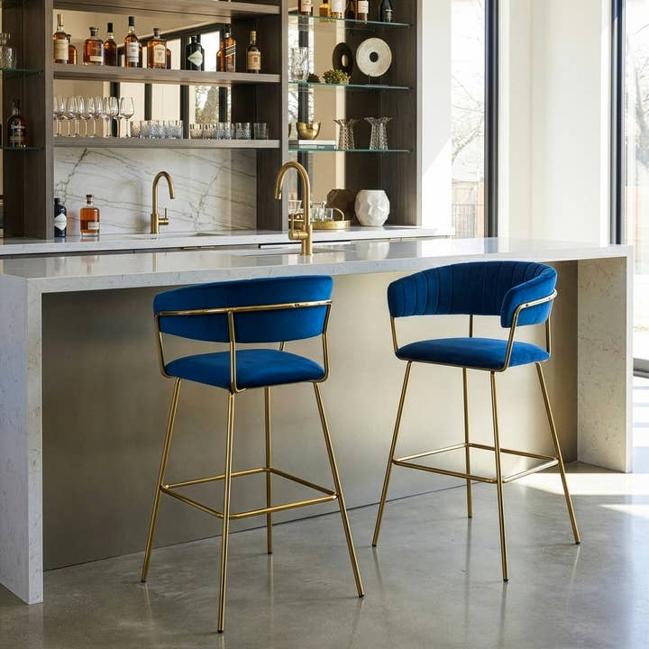 Lot de 2 tabourets de bar Anya en velours bleu avec pieds métalliques dorés pour la vente par Glamour Home
