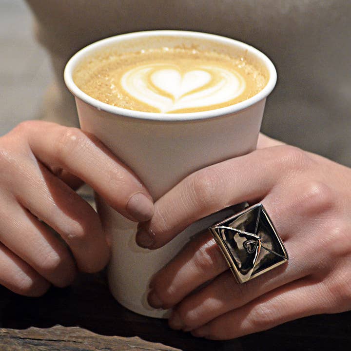 Anel Envelope Love Letras Grande Prata de Lei por atacado de Cynthia Gale New York