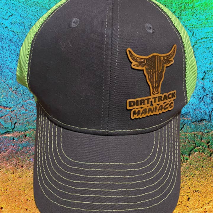 Cappellino con Toppa in Pelle Incisa al Laser Dirt Track Maniacs per la vendita all'ingrosso da parte di DK LaserWorx