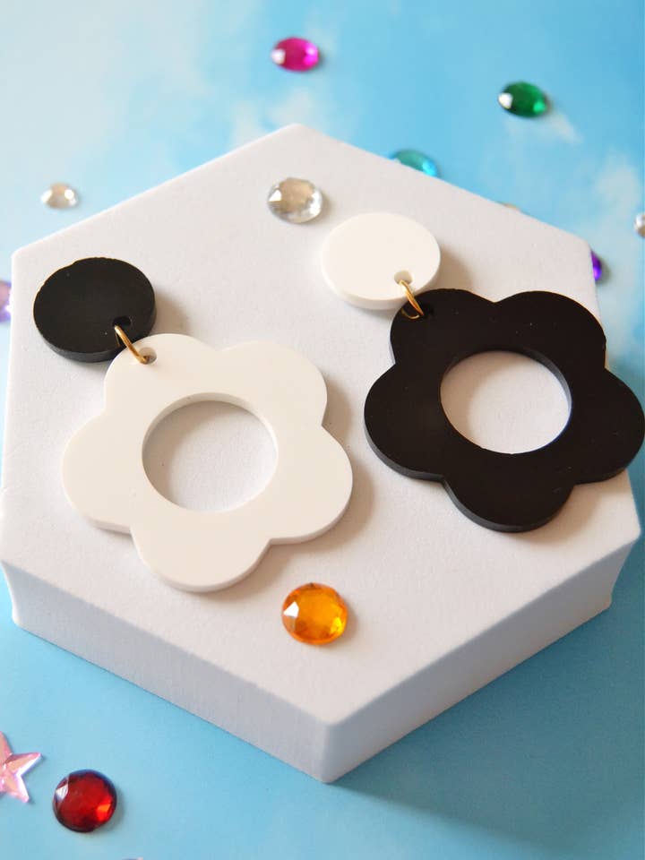 Mod Retro Daisy Flower Power Statement-Ohrringe aus Acryl für den Großhandel von Rebel Disco Designs