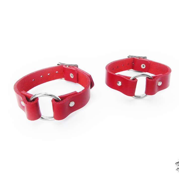 Rode leren O-ring enkelboeien - Rode O-ring enkelboeien voor wholesale door 8th Sin