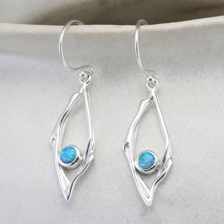 Orecchini a goccia delicati in argento sterling con opalite blu fatti a mano per la vendita all'ingrosso da parte di Banyan Jewellery