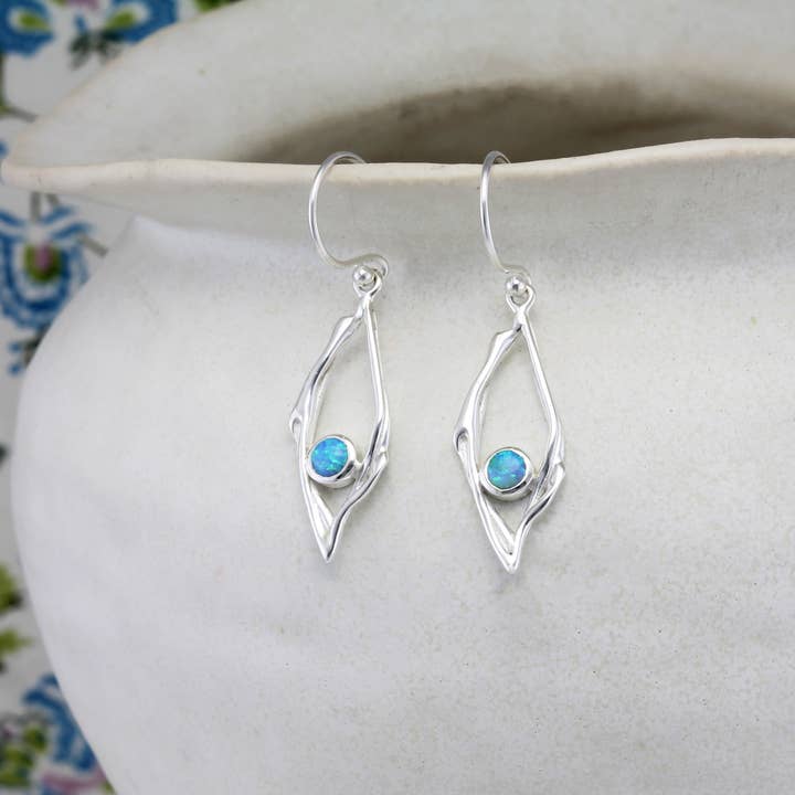 Pendientes colgantes delicados hechos a mano de plata de ley con opalita azul para venta al por mayor de Banyan Jewellery