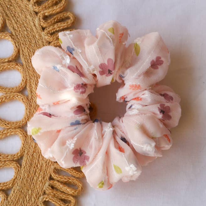 Chouchou floral en mousseline rose pour la vente par Wild Rose Accessories