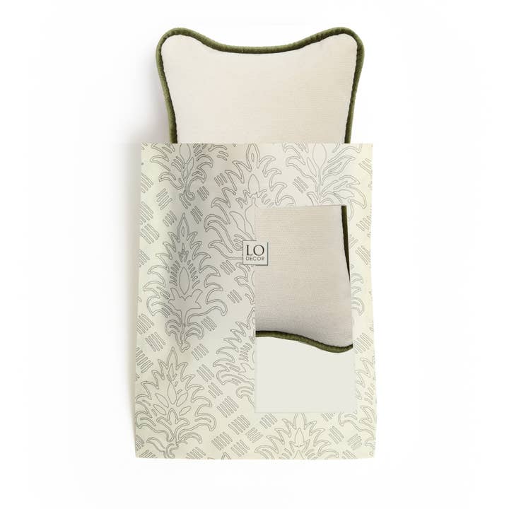 Gaven Mikro Pude Fløjl Hvid Med Grøn Kant for engroshandel hos Lo Decor