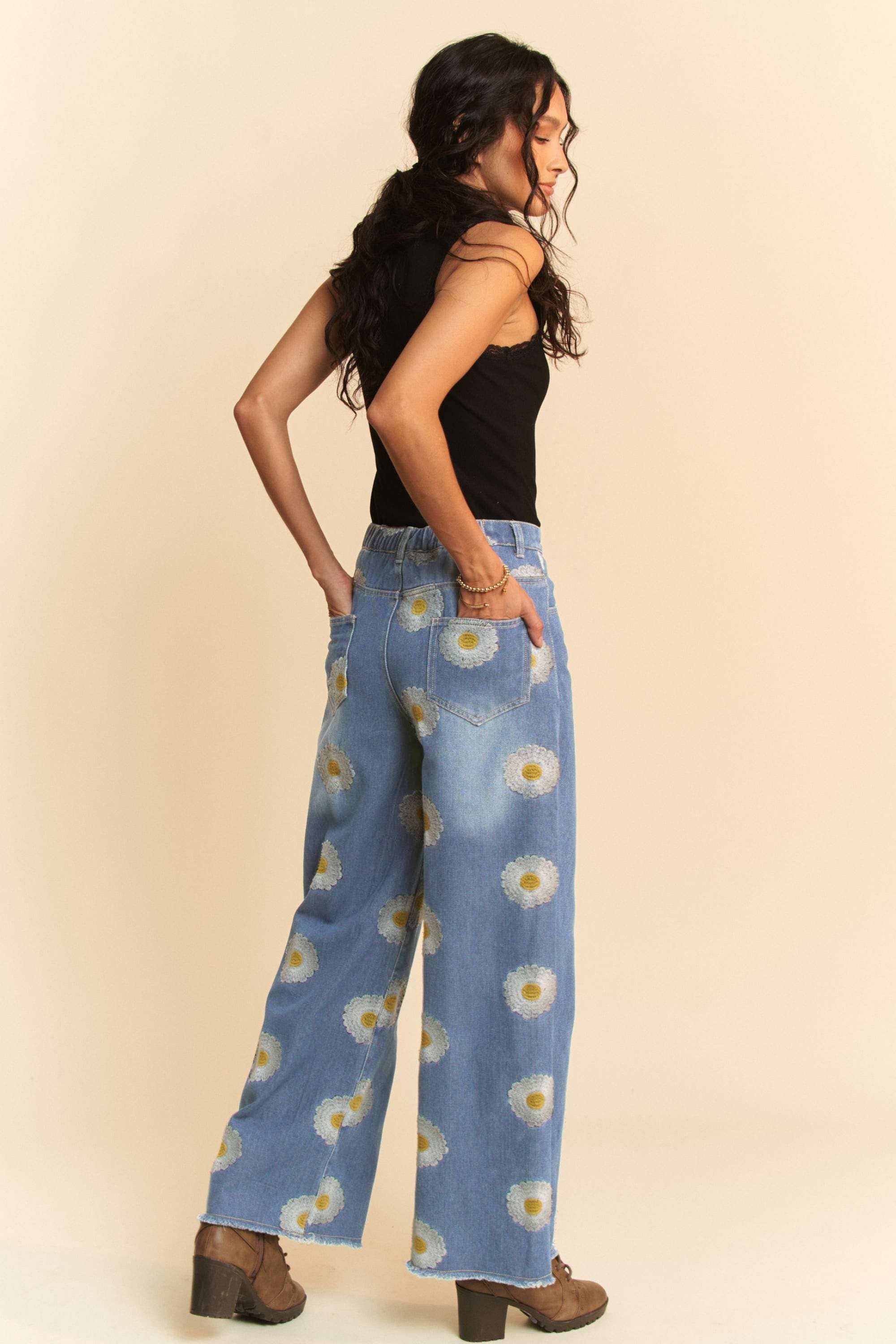 BLAUER DENIM JEANSHOSE MIT BREITER ÖFFNUNG UND GÄNSEBLÜMCHEN-SEITENTASCHE für den Großhandel auf Faire9