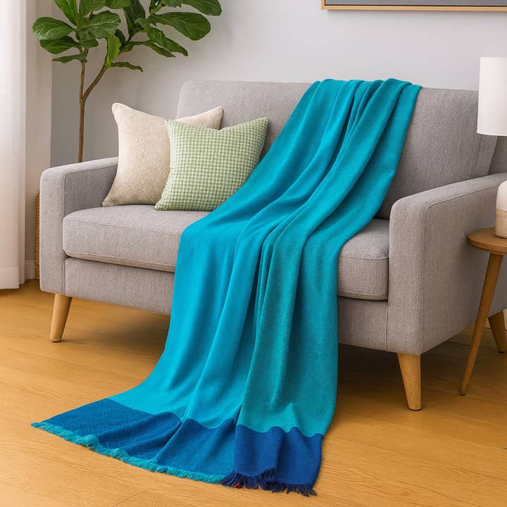 Jeté en cachemire tissé à la main Blue Horizon pour la vente par SADHU HANDMADE NATURALS