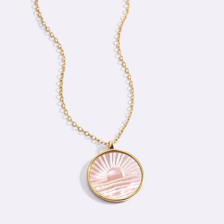 Collier Pendentif Lever de Soleil en Nacre pour la vente par Mint & Lily