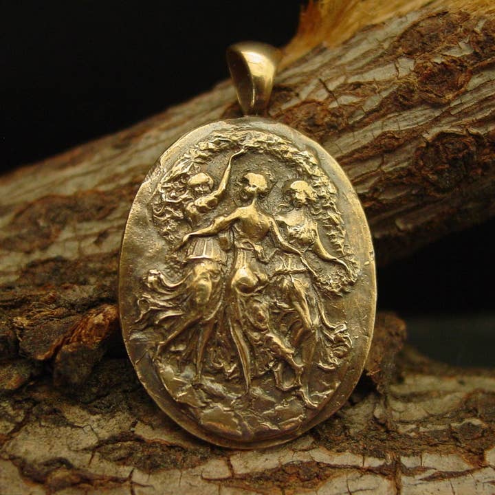 Colgante Camafeo Las Tres Gracias para venta al por mayor de Vis a Vis Jewelry